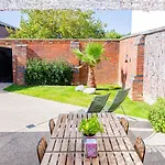 Mid-Century Modern Style 1Bd House With Large Garden