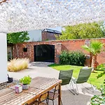 Mid-Century Modern Style 1Bd House With Large Garden