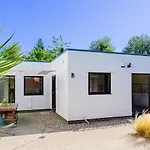 Mid-Century Modern Style 1Bd House With Large Garden