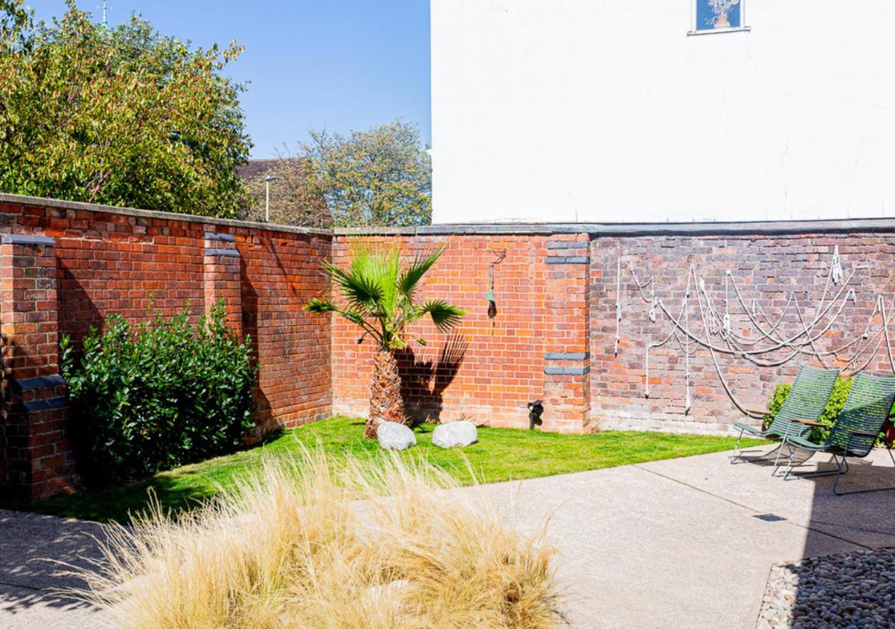 Mid-century Modern Style 1bd House With Large Garden * Cheltenham