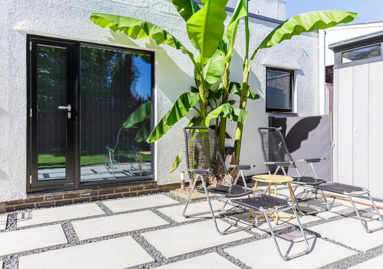 Mid-century Modern Style 1bd House With Large Garden